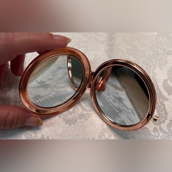 Glam Compact Mirror in Sparkling Rose Gold with velvet dust bag - Picture 5 of 12